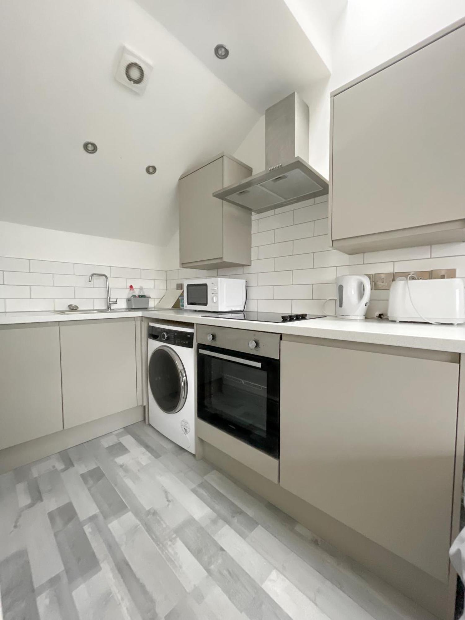 10Min To City - Free Parking - Private Studio - Contractor Friendly — Photos 1