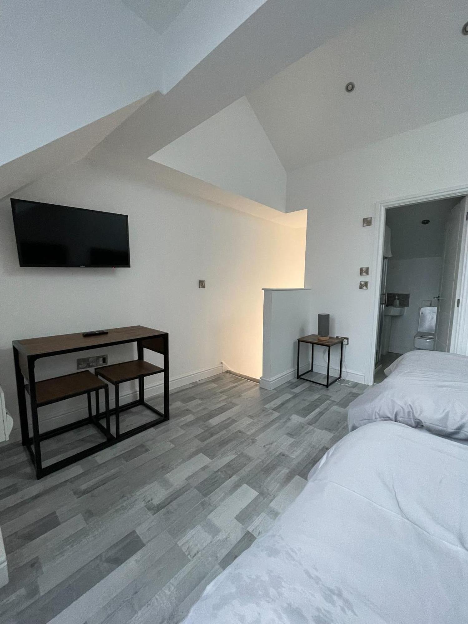 10Min To City - Free Parking - Private Studio - Contractor Friendly, Manchester